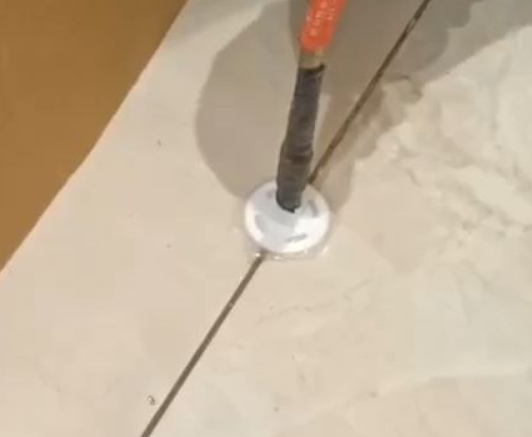 江南瓷砖空鼓维修公司专业解答瓷砖在铺贴过程中，如果没有涂抹均匀到位的粘结材料（如水泥砂浆或瓷砖胶），可能会导致以下问题